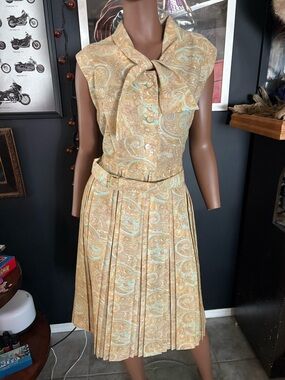 Rare 1950s Sylvia Ann Paisley Sleeveless Dress With P*ssy Bow Neckline!